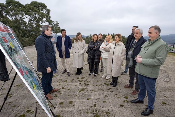 La presidenta de Cantabria, María José Sáenz de Buruaga, y el consejero de Fomento, Roberto Media, durante la inauguración de la primera actuación, en Noja