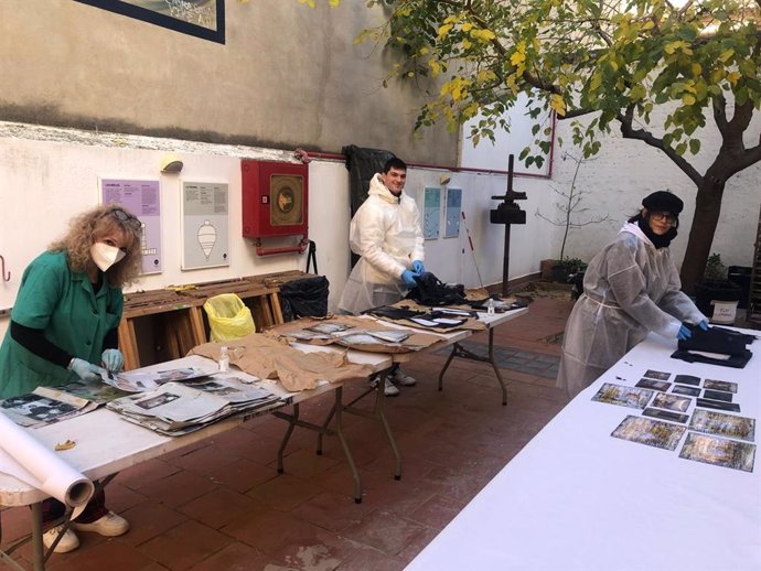 Voluntarios recuperando fotos dañadas por la dana