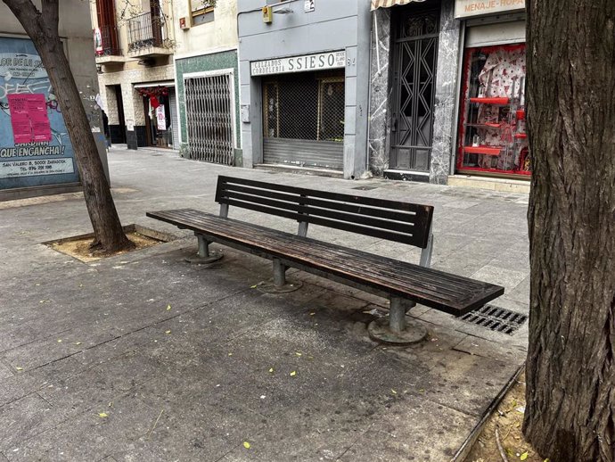 Banco donde dormía la persona fallecida, en la avenida César Augusto.