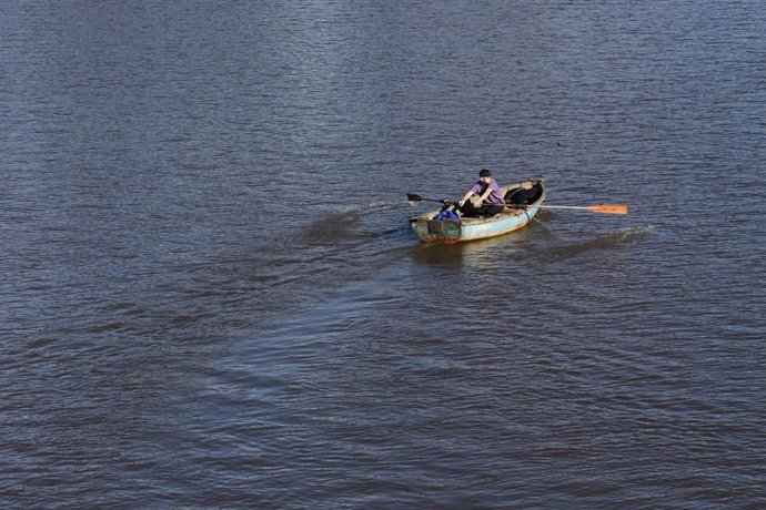 Archivo - Un batuxo, embarcación tradicional del río Miño, surca las aguas del río Miño tras la crecida, a 2 de enero de 2023, en Portomarín, Lugo, Galicia (España). Las intensas lluvias caídas en la jornada de fin de año y el primer día del año 2023 han 