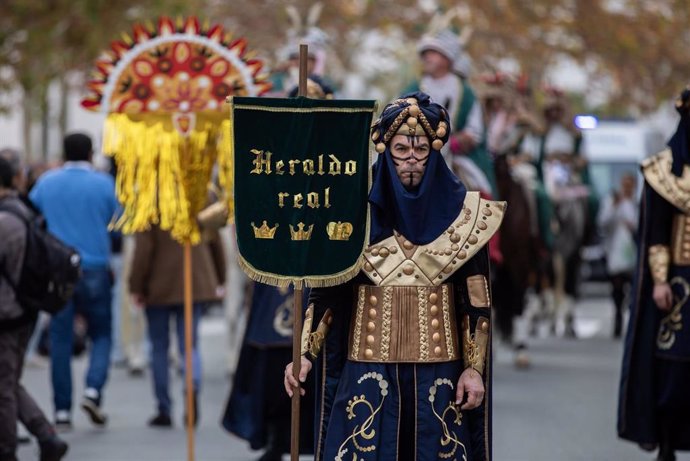 Comitiva del Heraldo Real en Huelva.