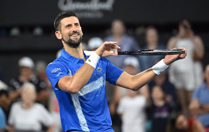 02 January 2025, Australia, Brisbane: Serbian tennis player Novak Djokovic pretends to play the violin as he celebrates winning the Brisbane International match against French Gael Monfils at Queensland Tennis Centre in Brisbane. Photo: Darren England/AAP