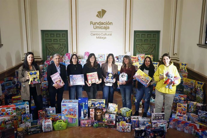 La responsable de Solidaridad e Investigación de Fundación Unicaja, Ana Cabrera, con representantes de Altamar,  Inpavi;  Málaga Acoge; Instituto Psicopedagógico Dulce Nombre de María; Cruz Roja; Asoc. Nena Paine; y de La Casita de Ciudad de los Niños.