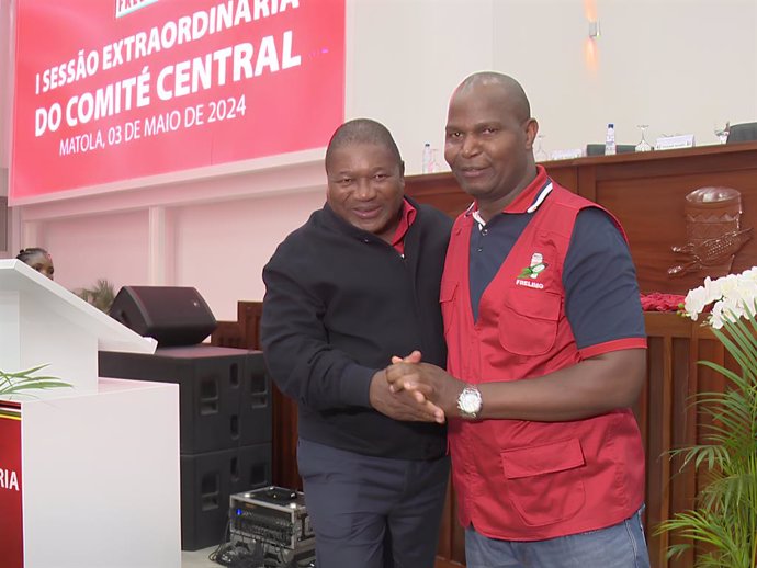 Archivo - MATOLA, May 7, 2024  -- Mozambique's President Filipe Nyusi (L), also the party chief of the ruling party Frelimo, congratulates Daniel Franciso Chapo for becoming the party's candidate in the presidential election in October, at the extraordina