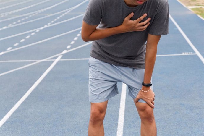 Archivo - Dolor en el pecho después de hacer deporte.