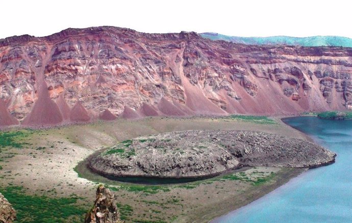 La misteriosa erupción se produjo en el volcán Zavaritskii (isla Simushir, Kuriles). La explosión generó una caldera de 3 kilómetros de ancho que reveló espectaculares capas rojas, negras y blancas formadas por depósitos eruptivos pasados.