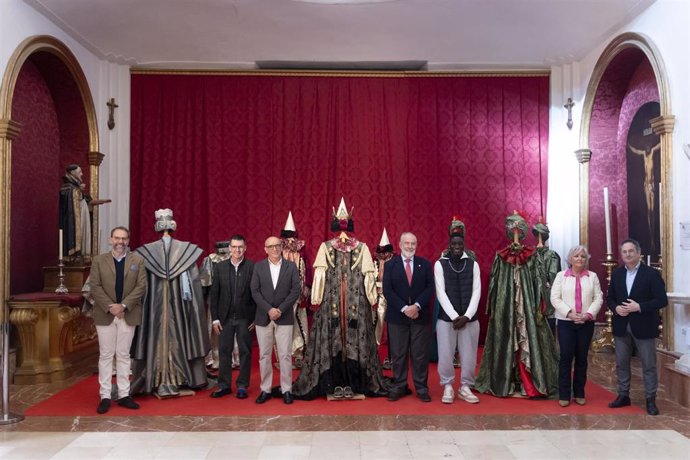 La edildelegada de Servicios Operativos, Playas y Fiestas, Teresa Porras, y el presidente de la Agrupación de Cofradías, José Carlos Garín, han presentado los trajes que lucirán los Reyes Magos en la cabalgata del 5 de enero, obra de Jesús Segado.