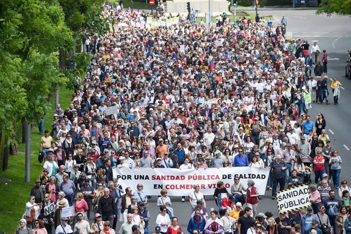 Archivo - Cientos de personas durante una manifestación para defender la sanidad pública, a 19 de mayo de 2024, en Madrid (España).