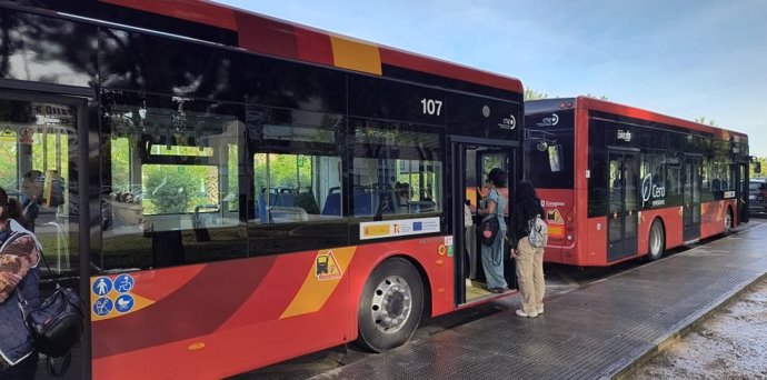 Archivo - Pasajeros en la parada de autobús de Avenida Pirineos en Zaragoza.