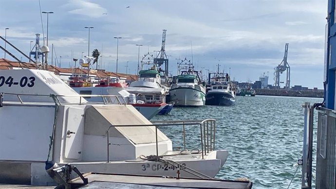 Archivo - Los pescadores de arrastre amarran las embarcaciones para protestar por la reducción de días de pesca en 2024