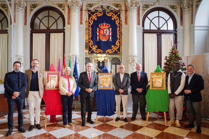 El alcalde de Málaga, Francisco de la Torre, junto a la concejala delegada de Fiestas, Teresa Porras, junto a los representantes de los Reyes Magos 2025.