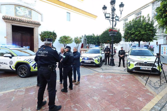 La alcaldesa de Marbella presenta los nuevos coches de la Policía local.