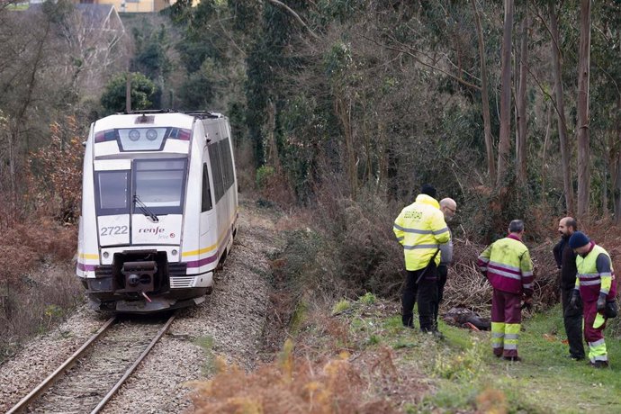 Varias persoas traballan para retirar o tren descarrilado, a 2 de xaneiro de 2025, en Foz