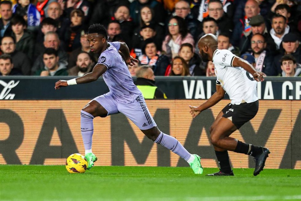 Archivo - Vinicius Junior ante Dimitri Foulquier en el Valencia-Real Madrid de LaLiga EA Sports 23-24