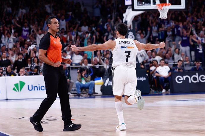 Facundo Campazzo celebra una canasta con el Real Madrid durante el Clásico