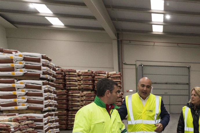 La Consejera De Desarrollo Rural, Ganadería, Pesca Y Alimentación, María Jesús Susinos, Visita A La Cooperativa Agrocantabria.