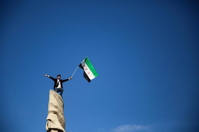 Imagen de archivo de un hombre con la bandera de Siria utilizada por los rebeldes.