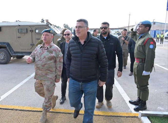 El ministro de Asuntos Exteriores de Israel, Gideon Saar, junto al jefe de la Fuerza de Naciones Unidas de Observación de la Separación (UNDOF, por sus siglas en inglés), Patrick Gauchat, en la frontera entre Israel y Siria.