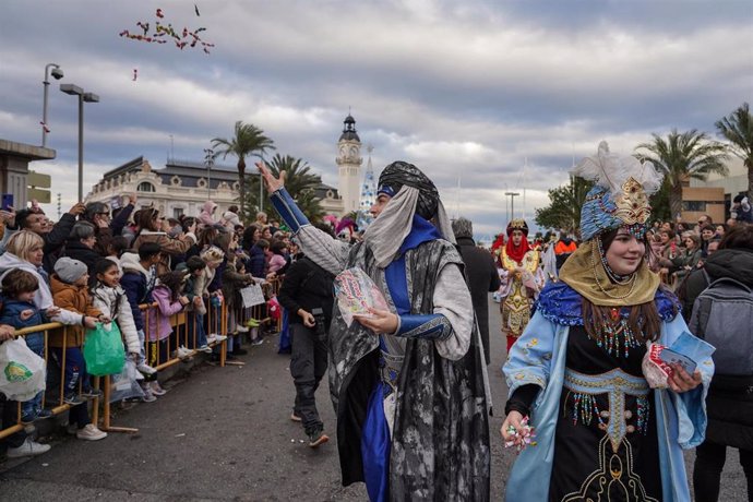 Archivo - Varios pajes reparten caramelos durante la cabalgata de 2024 en València