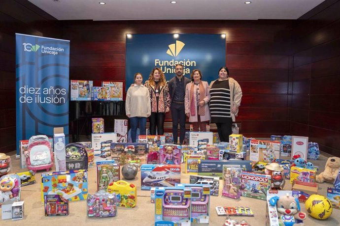 Entrega de juguetes nuevos celebrado en la sede de la Fundación Unicaja en Cádiz a beneficio de cuatro asociaciones de la provincia.