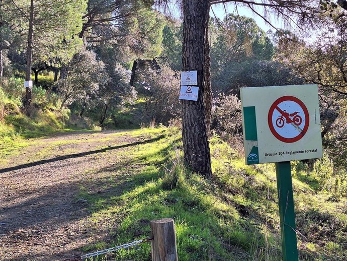 Carteles de aviso de la montería en Los Villares.