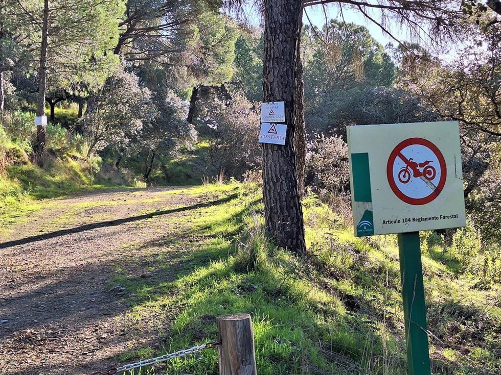 Carteles de aviso de la montería en Los Villares.