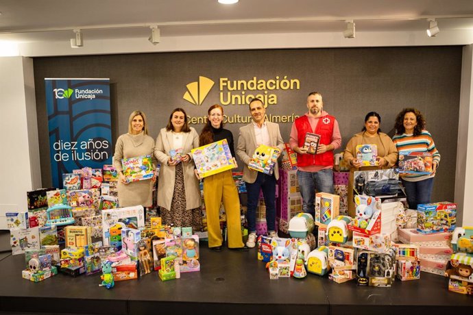 Acto de entrega de los juguetes en el Centro Cultural Fundación Unicaja de Almería.