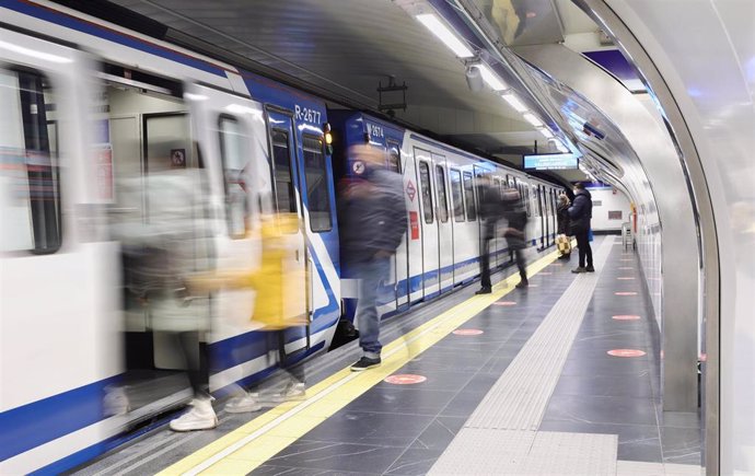 Archivo - Varias personas entran en un vagón de la estación de Metro de Gran Vía, el día que se celebra la Cabalgata de los Reyes Magos, a 5 de enero de 2022, en Madrid (España). 