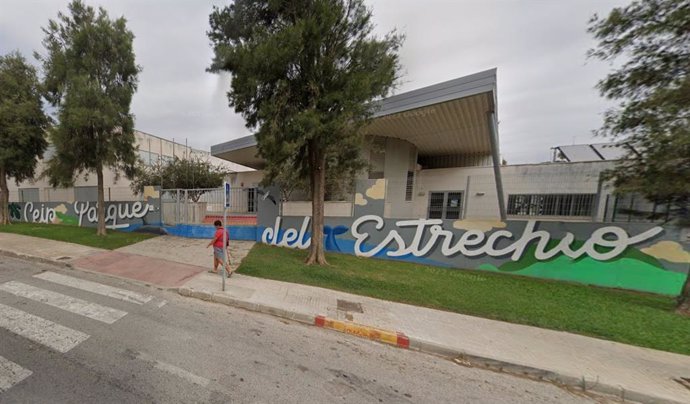 Archivo - Fachada de acceso del colegio Parque del Estrecho en Algeciras.