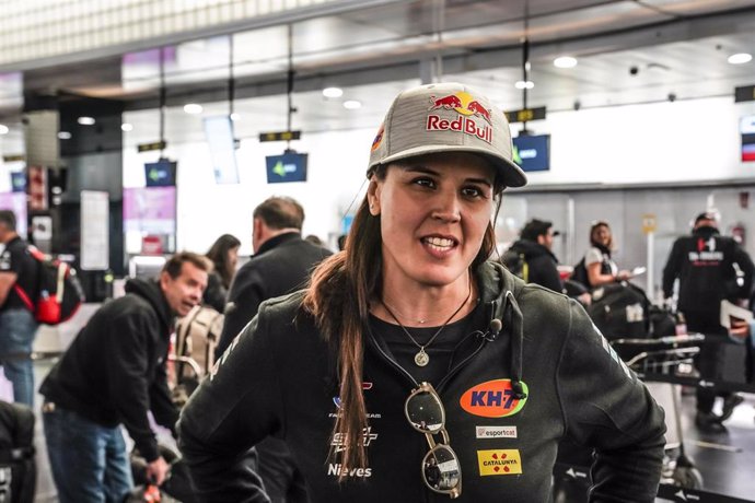 La piloto española de rallys Laia Sanz antes de partir hacia el Rally Dakar 2025