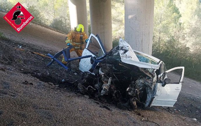 Un herido grave tras salirse de la vía con su coche y caer 15 metros en la AP-7 en Gata de Gorgos