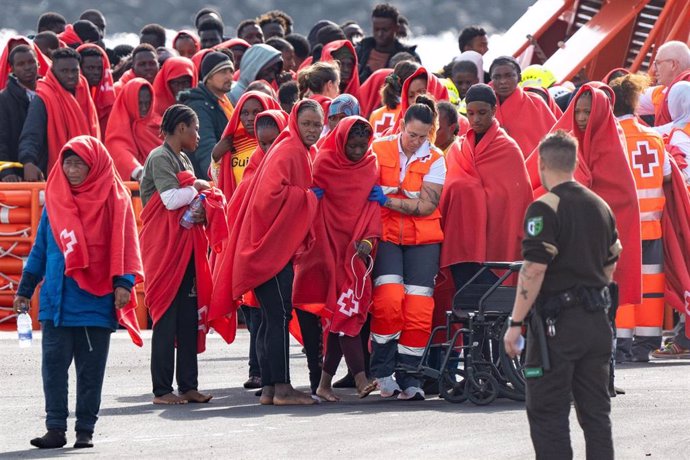 Los servicios sanitarios atienden a migrantes llegados en cayuco a Puerto Naos, a 28 de diciembre de 2024, en Arrecife, Lanzarote, Canarias (España). 