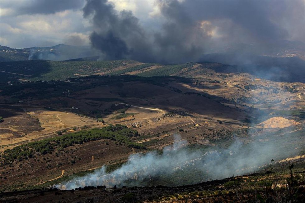 Archivo - 21 September 2024, Lebanon, Qliyaa: Heavy smoke of Israeli air raids billows from suspected Hezbollah position in the southern Lebanese village of Mahmoudieh. Israeli warplanes carried more than 50 raids on several villages one day after a dea