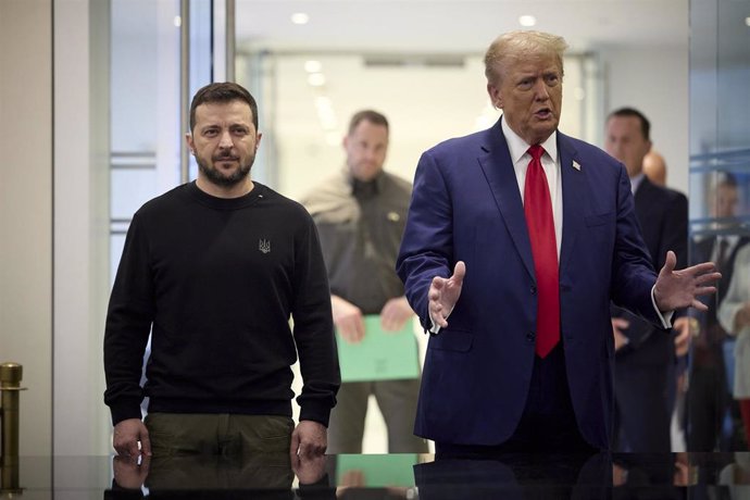 Archivo - Imagen de archivo del presidente de Ucrania, Volodimir Zelenski, junto al presidente electo de Estados Unidos, Donald Trump, durante un encuentro en Nueva York.