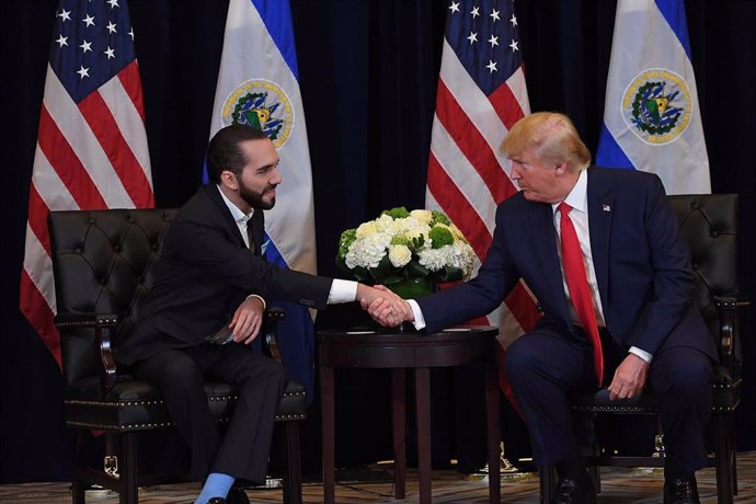 Archivo - Imagen de archivo del presidente de El Salvador, Nayib Bukele, y el presidente electo de Estados Unidos, Donald Trump