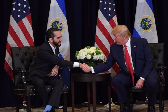 Archivo - El presidente de El Salvador, Nayib Bukele, y el expresidente de Estados Unidos Donald Trump