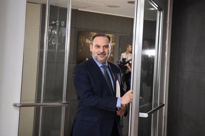 El exministro José Luis Ábalos durante una rueda de prensa en el Congreso de los Diputados tras denunciar a la Guardia Civil ante la Fiscalía, en el Congreso de los Diputados, a 19 de diciembre de 2024, en Madrid (España).