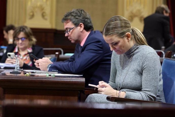 Archivo - La presidenta del Govern balear, Marga Prohens, durante un pleno en el Parlament.