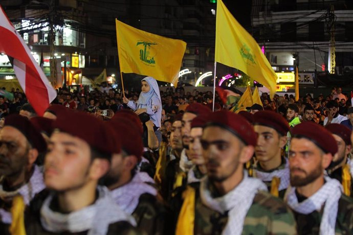 Archivo - Imagen de archivo de banderas de Hezbolá durante una marcha anual en el último viernes Ramadán en Beirut (Líbano)