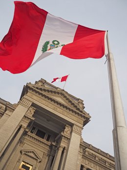 Archivo - October 10, 2018 - Lima, Lima, Peru - Peruvian flag waving on the facade of the Peruvian Palace of Justice while Keiko Fujimori is jailed. Fujimori, leader of the opposition in Peru, was imprisoned today for alleged crime of money laundering