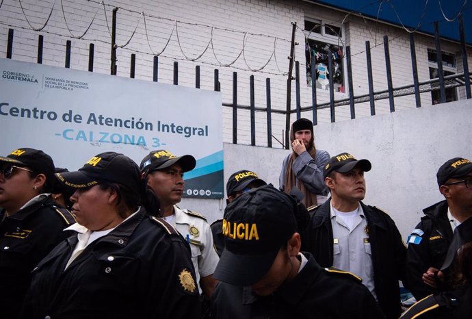 Agentes de la Policía de Guatemala en la puerta de un centro de acogida de menores después de que fueran rescatados de una comunidad de la secta judía Lev Tahor