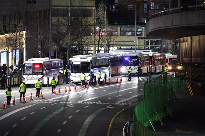 Despliegue de autobuses policiales durante los intentos para detener en Seúl al presidente depuesto, Yoon Suk Yeol