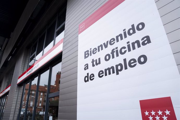 Archivo - Exterior de la nueva oficina de empleo Vallecas-Santa Eugenia, a 9 de diciembre de 2022, en Madrid (España). 