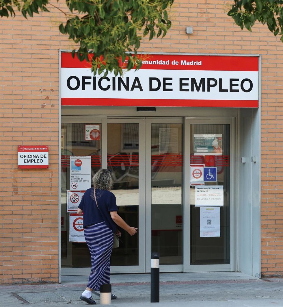 Archivo - Una oficina del SEPE, a 3 de septiembre de 2024, en Madrid (España). El número de parados registrados en las oficinas de los servicios públicos de empleo subió en 21.884 personas en agosto en relación al mes anterior, lo que supone un aumento 