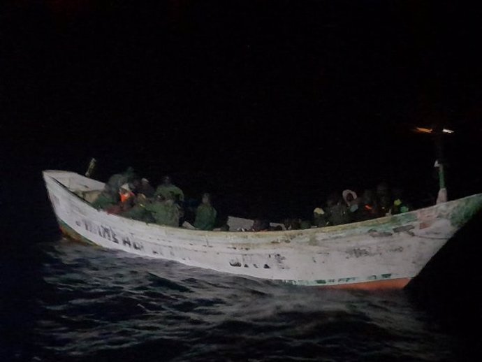 Imagen de archivo de un cayuco rescatado por Salvamento Marítimo en aguas de Gran Canaria