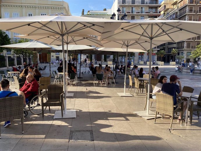 Archivo - Terraza en la plaza de la Virgen de Valencia