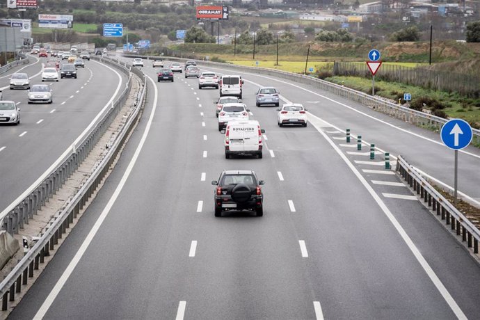 Archivo - Varios coches circulan por la autovía del Suroeste, A-5.