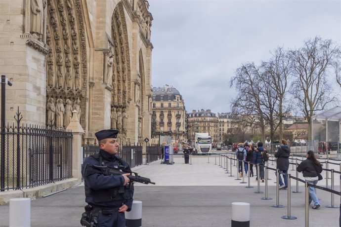 Fuerzas de seguridad desplegadas ante la catedral de Notre Dame en París