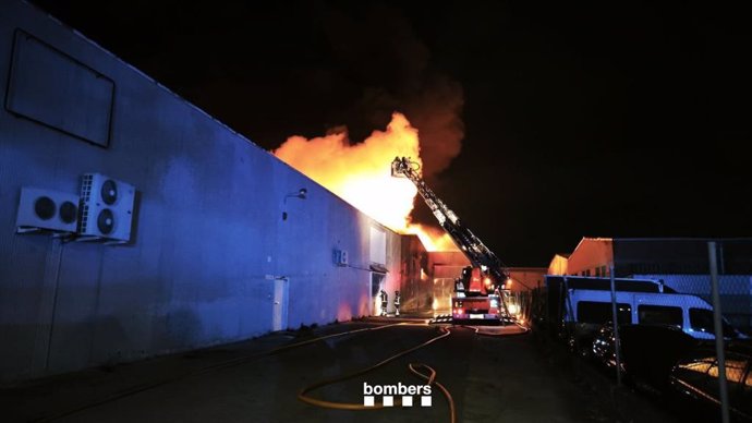 Efectivos de Bombers de la Generalitat trabajan en la extinción del incendio de una nave de Igualada (Barcelona)