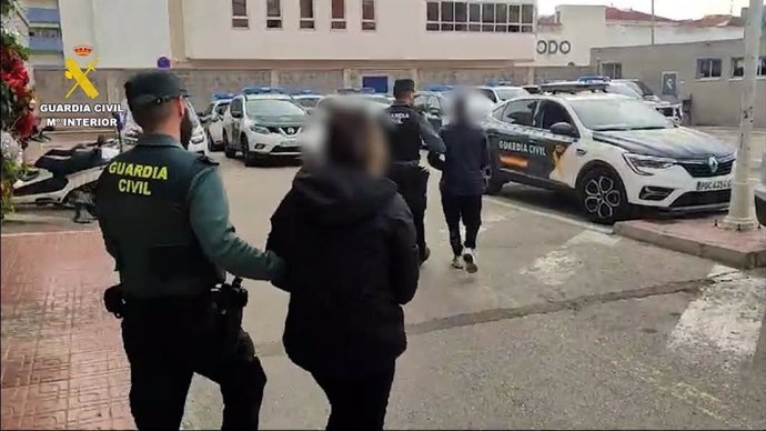 Dos detenidos en Torrevieja por robar con el método del tirón y arrastrar a sus víctimas con un coche